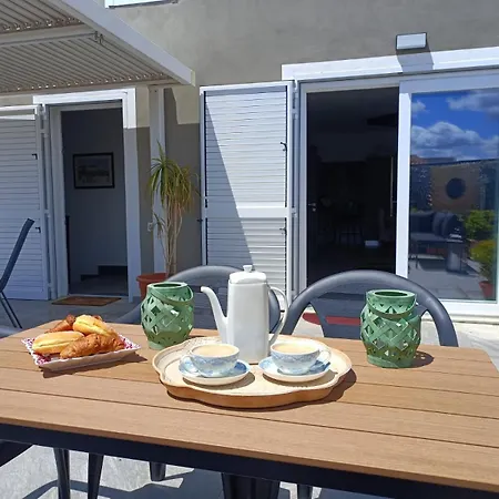 La Base Fitness House Bed & Breakfast